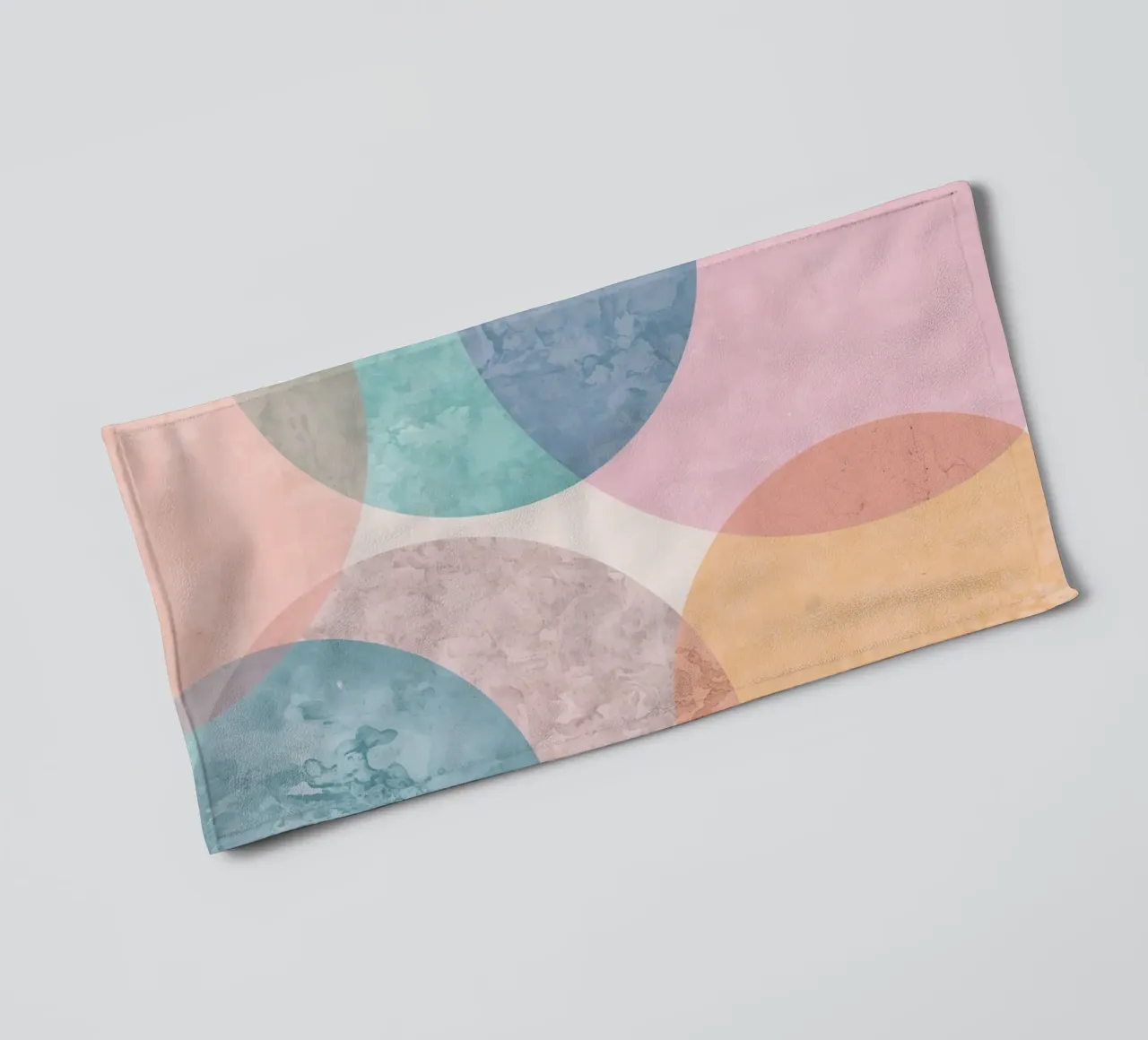 Abstracte cirkels met gestructureerde pastelkleuren badhanddoek van DesignDoodle