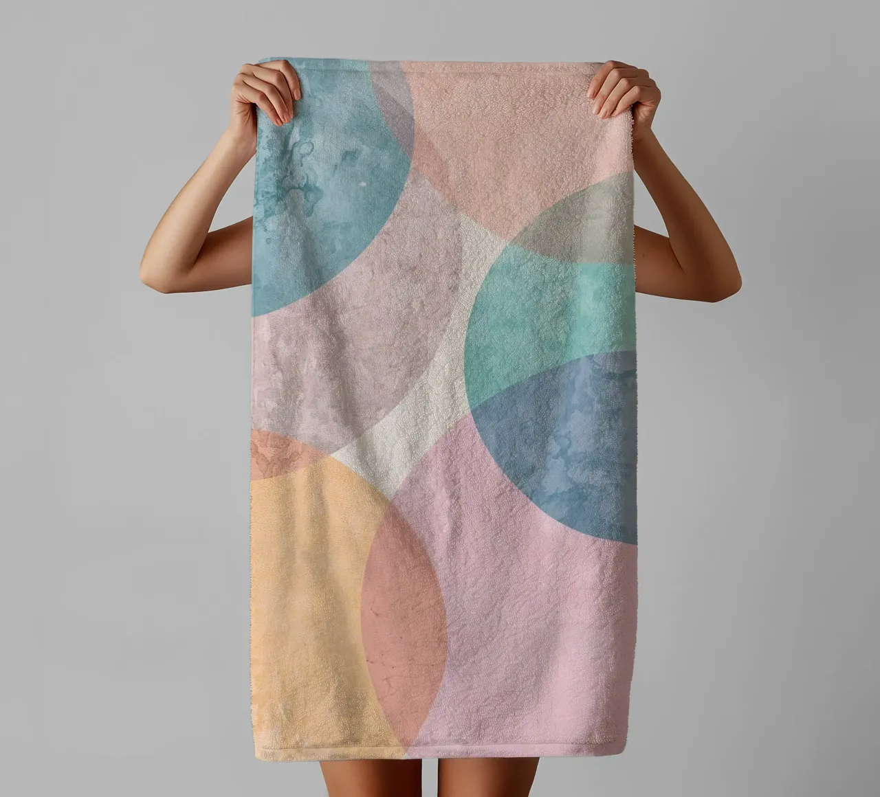 Abstracte cirkels met gestructureerde pastelkleuren badhanddoek van DesignDoodle