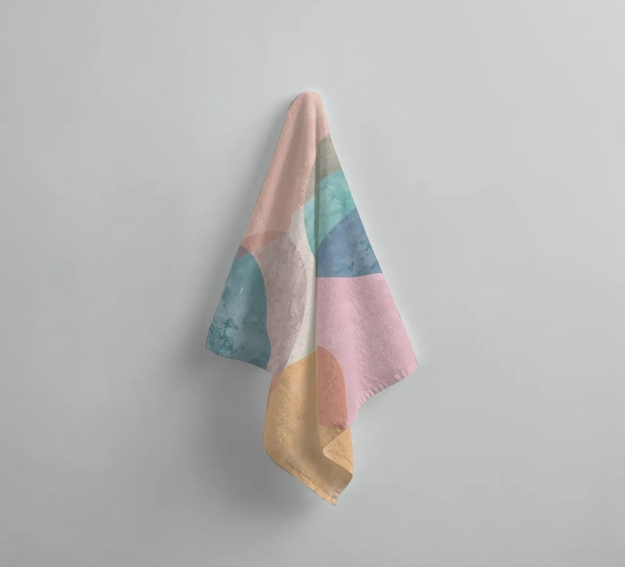 Abstracte cirkels met gestructureerde pastelkleuren badhanddoek van DesignDoodle