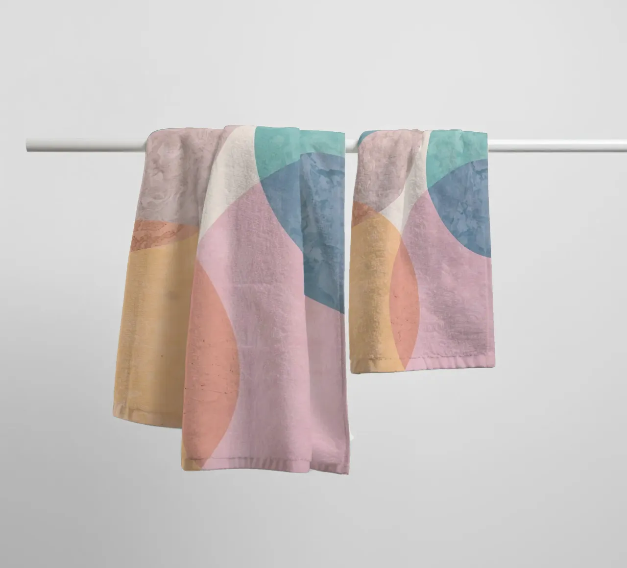 Abstracte cirkels met gestructureerde pastelkleuren badhanddoek van DesignDoodle