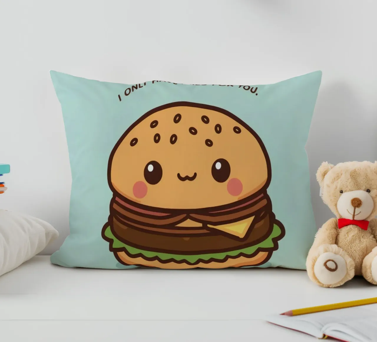 Simpatico hamburger felice con sovrapposizione divertente cuscino da DesignDoodle