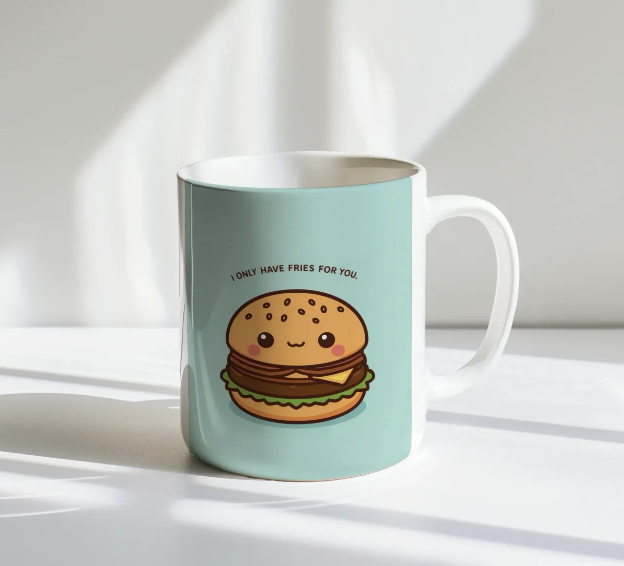 Simpatico hamburger felice con sovrapposizione divertente tazza in ceramica da DesignDoodle
