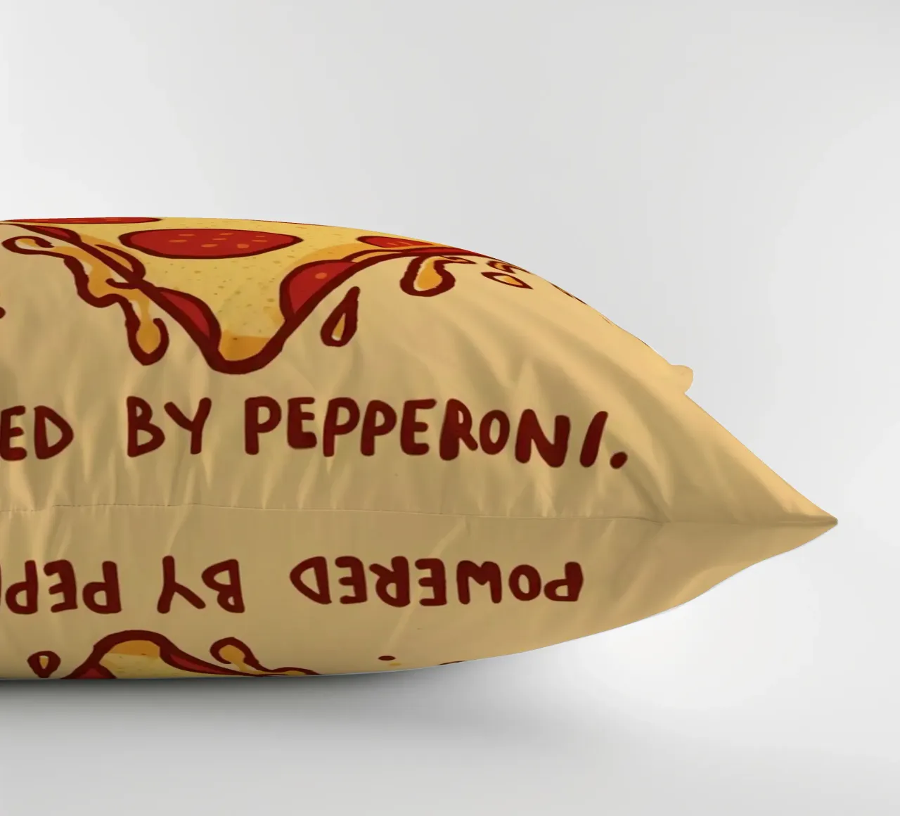 "Powered by Pepperoni" cuscino da DesignDoodle