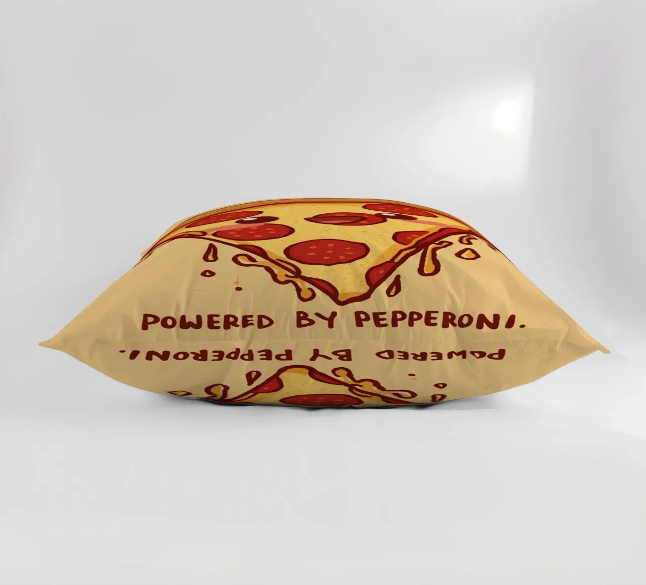 "Powered by Pepperoni" cuscino da DesignDoodle