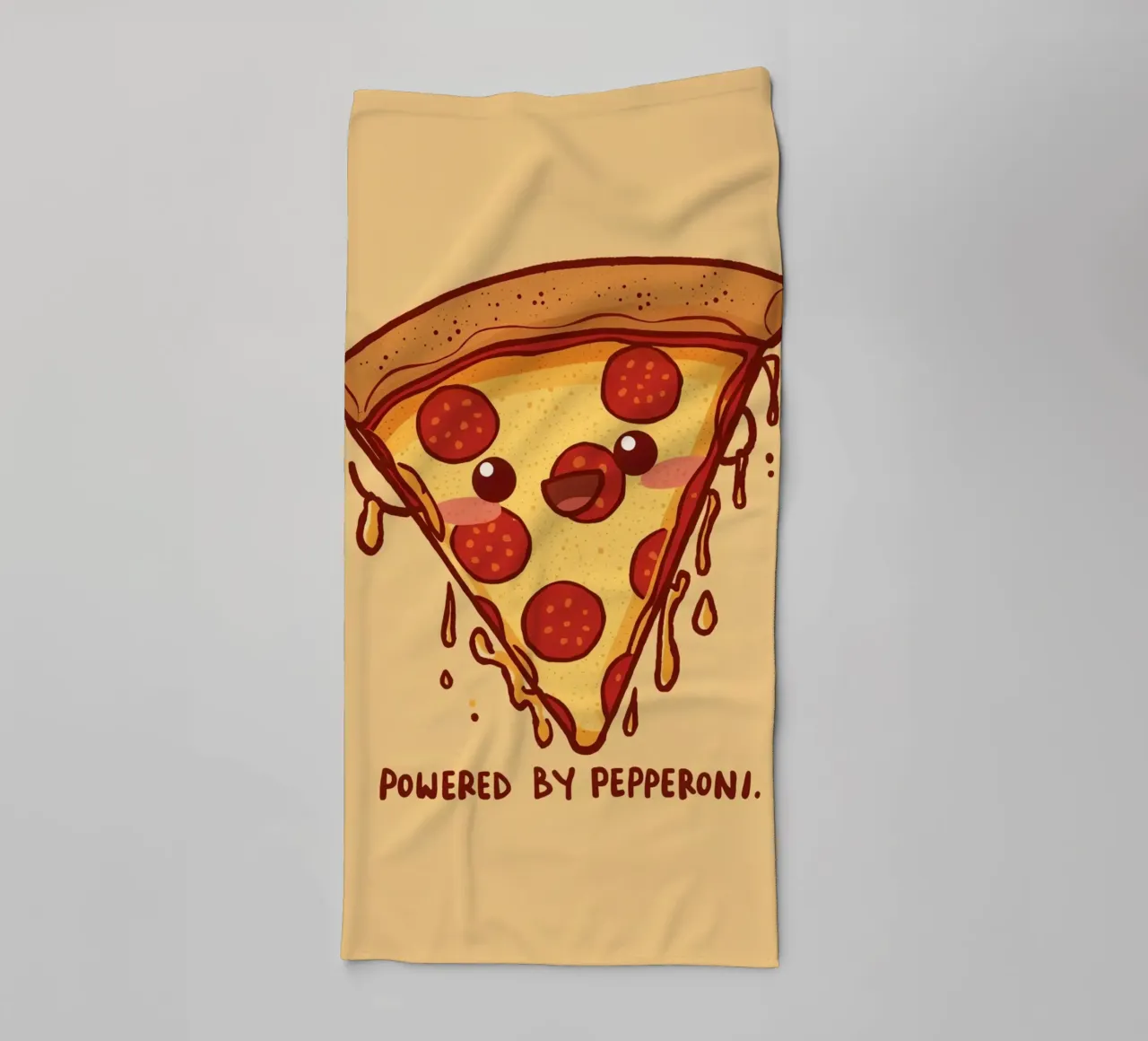 "Powered by Pepperoni" asciugamano da bagno da DesignDoodle