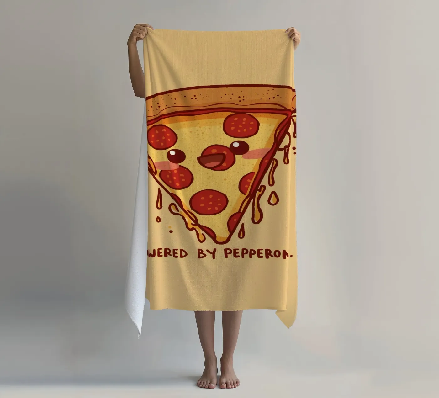 "Powered by Pepperoni" telo mare da DesignDoodle