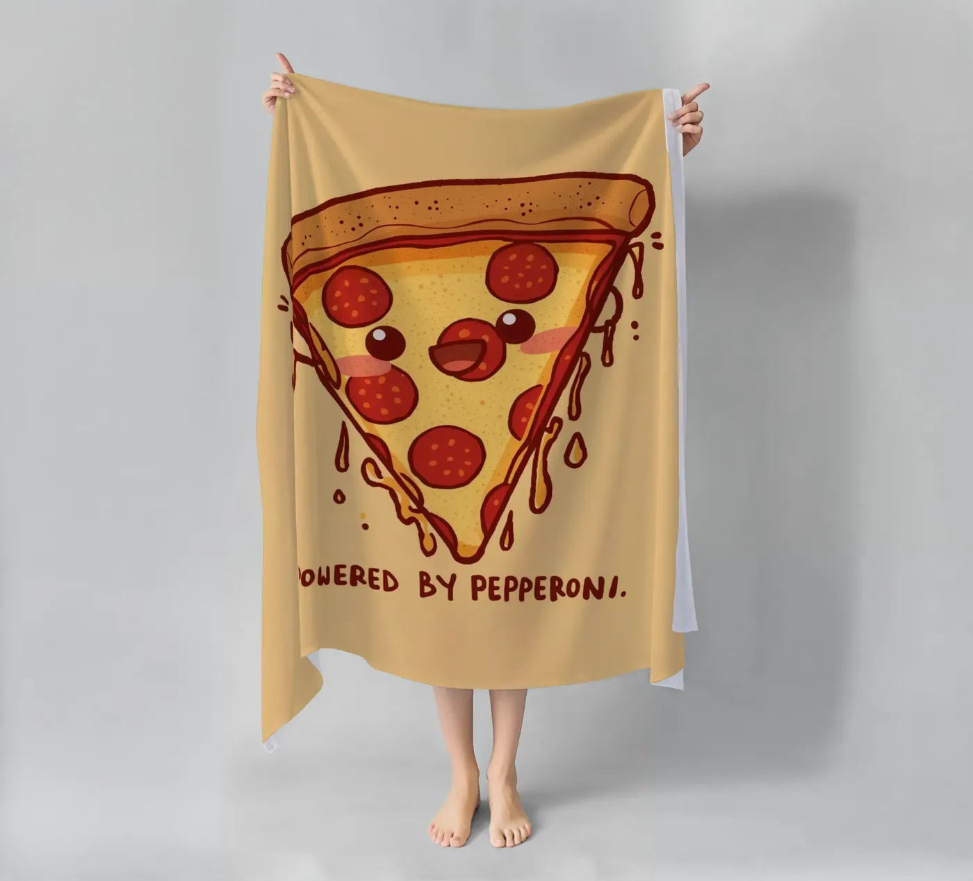 "Powered by Pepperoni" telo mare da DesignDoodle