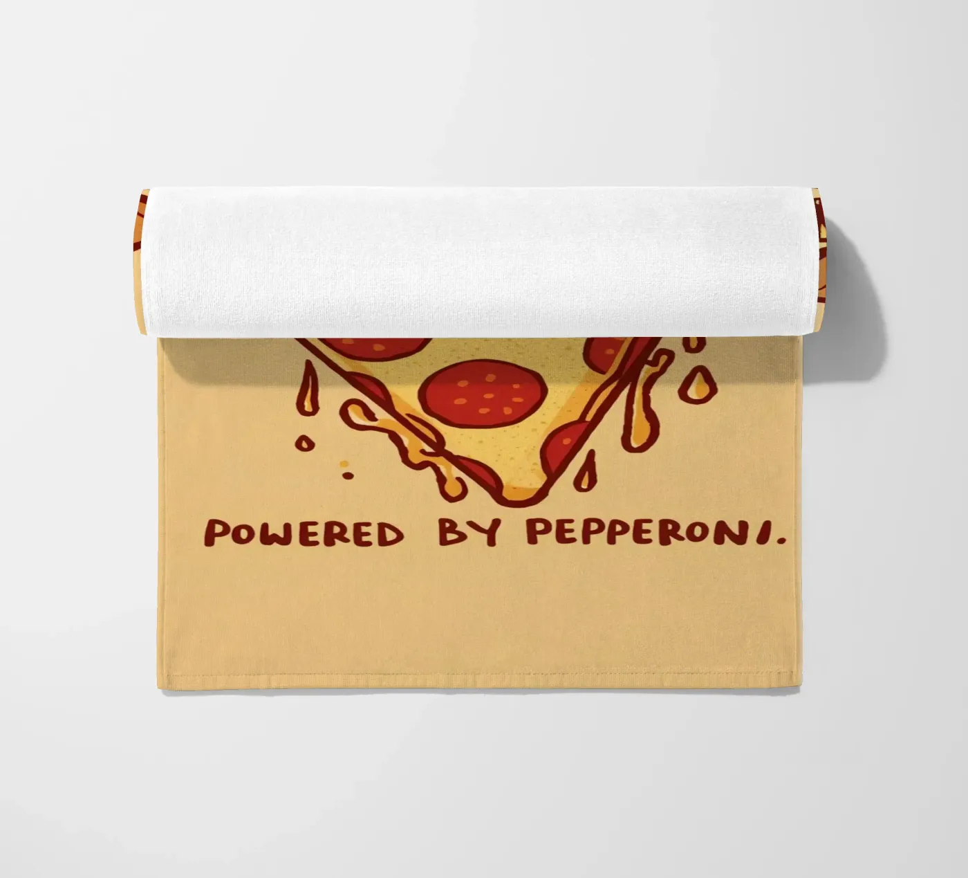 "Powered by Pepperoni" telo mare da DesignDoodle