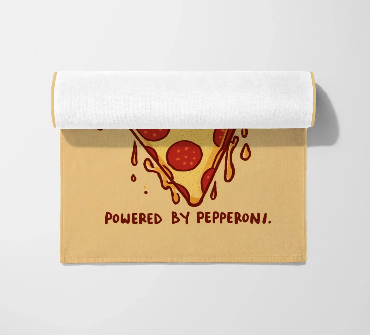 "Powered by Pepperoni" telo mare da DesignDoodle