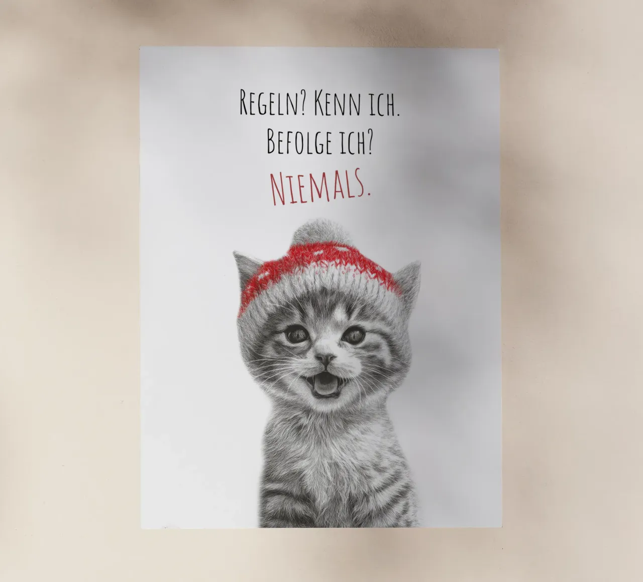 Coole Katze - Frechdachs mit roter Mütze pellicola backlit da Melanie Viola
