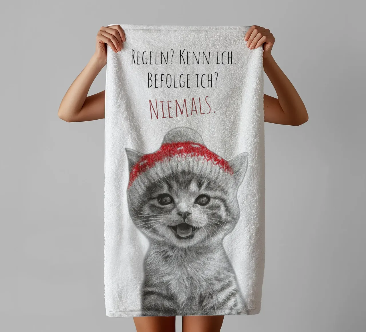 Coole Katze - Frechdachs mit roter Mütze asciugamano da bagno da Melanie Viola