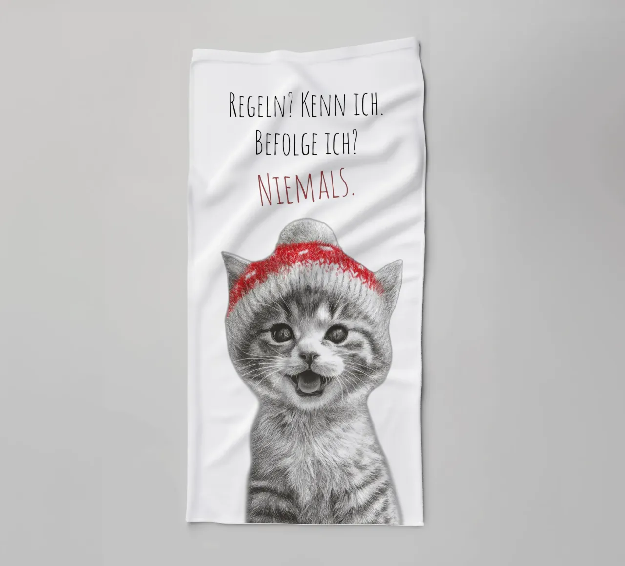 Coole Katze - Frechdachs mit roter Mütze asciugamano da bagno da Melanie Viola