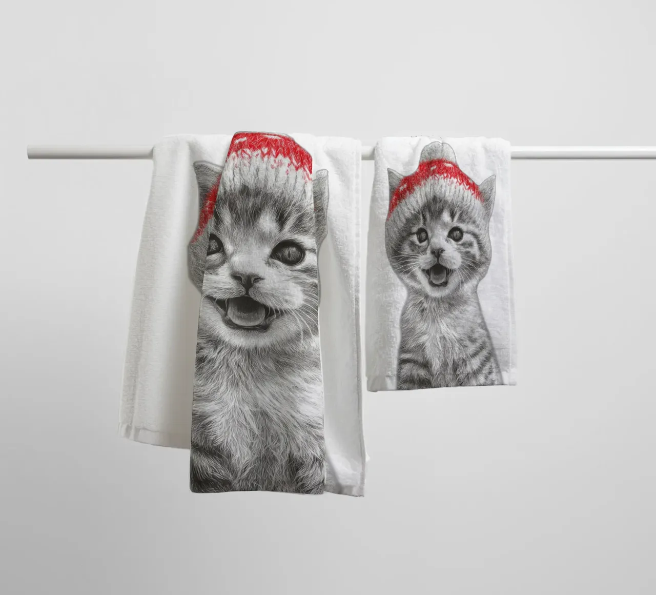 Coole Katze - Frechdachs mit roter Mütze asciugamano da bagno da Melanie Viola