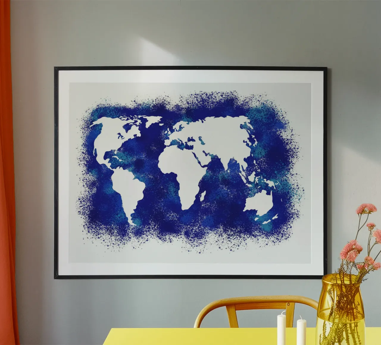 Mappa del mondo ad acquerello poster con telaio in legno da Kim Hubball Studio