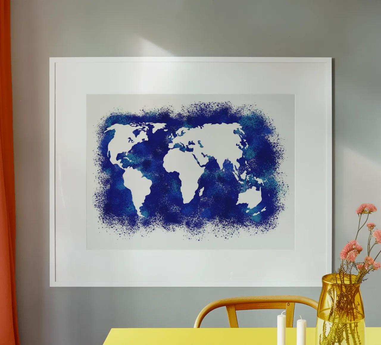 Mappa del mondo ad acquerello poster con telaio in legno da Kim Hubball Studio