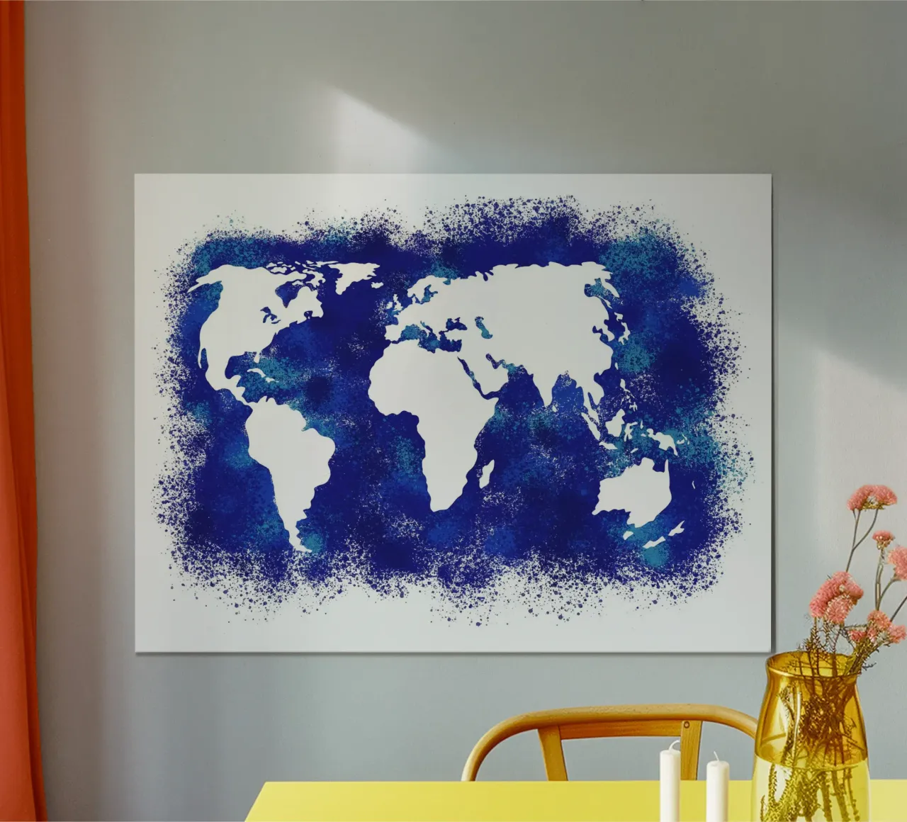 Mappa del mondo ad acquerello poster con telaio in legno da Kim Hubball Studio