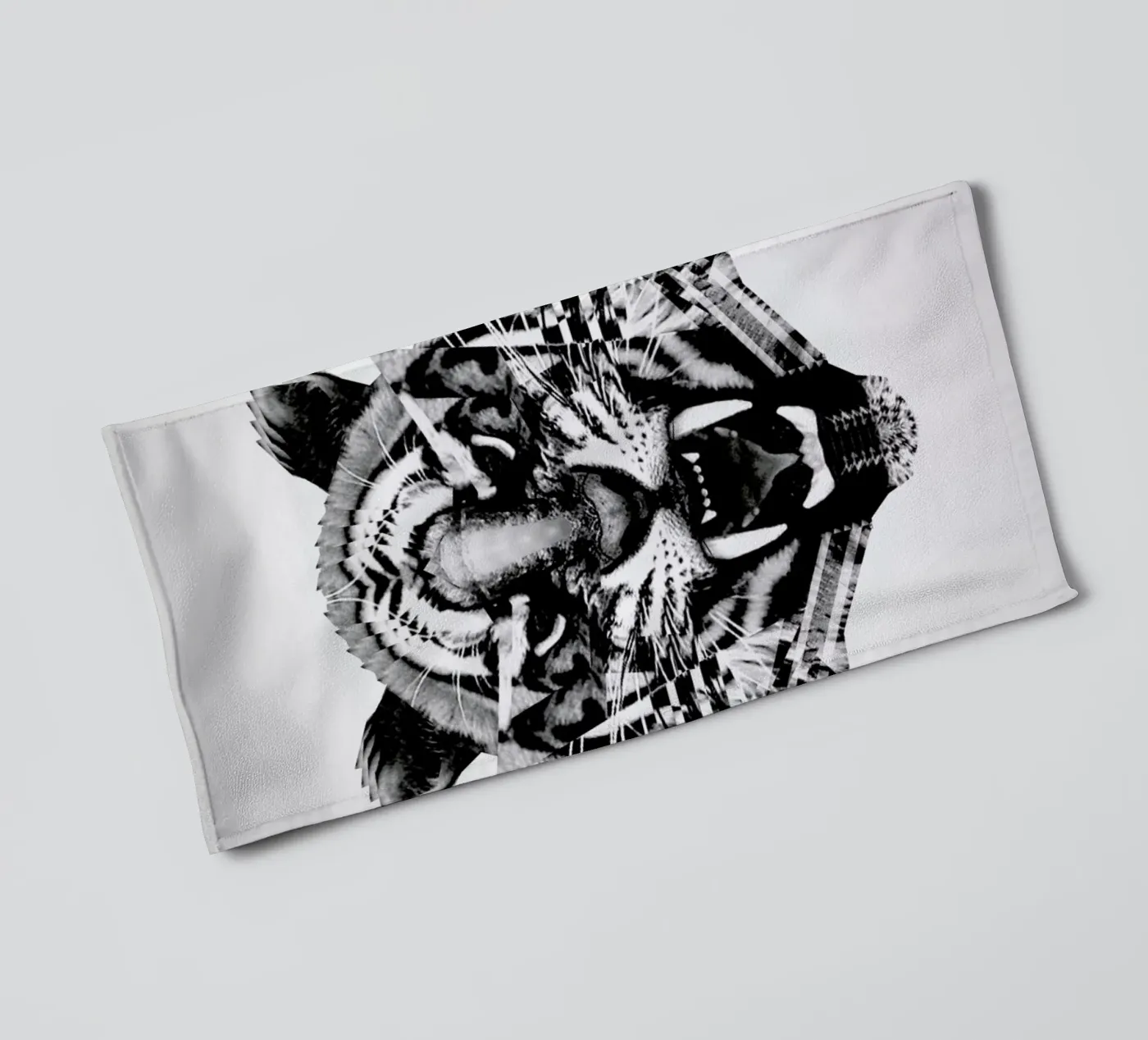 Ingwe. badhanddoek van Three Of The Possessed