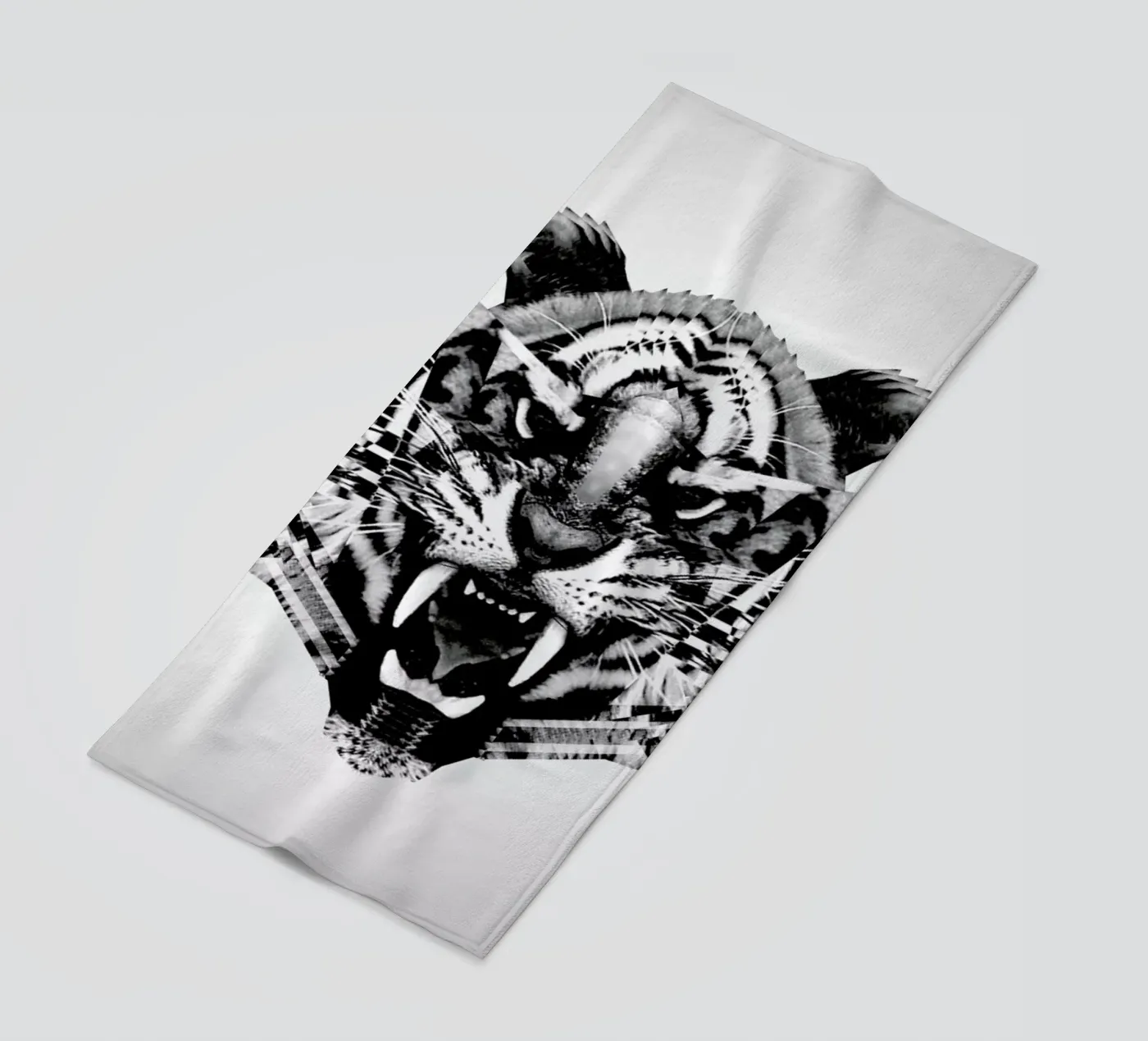 Ingwe. strandhanddoek van Three Of The Possessed