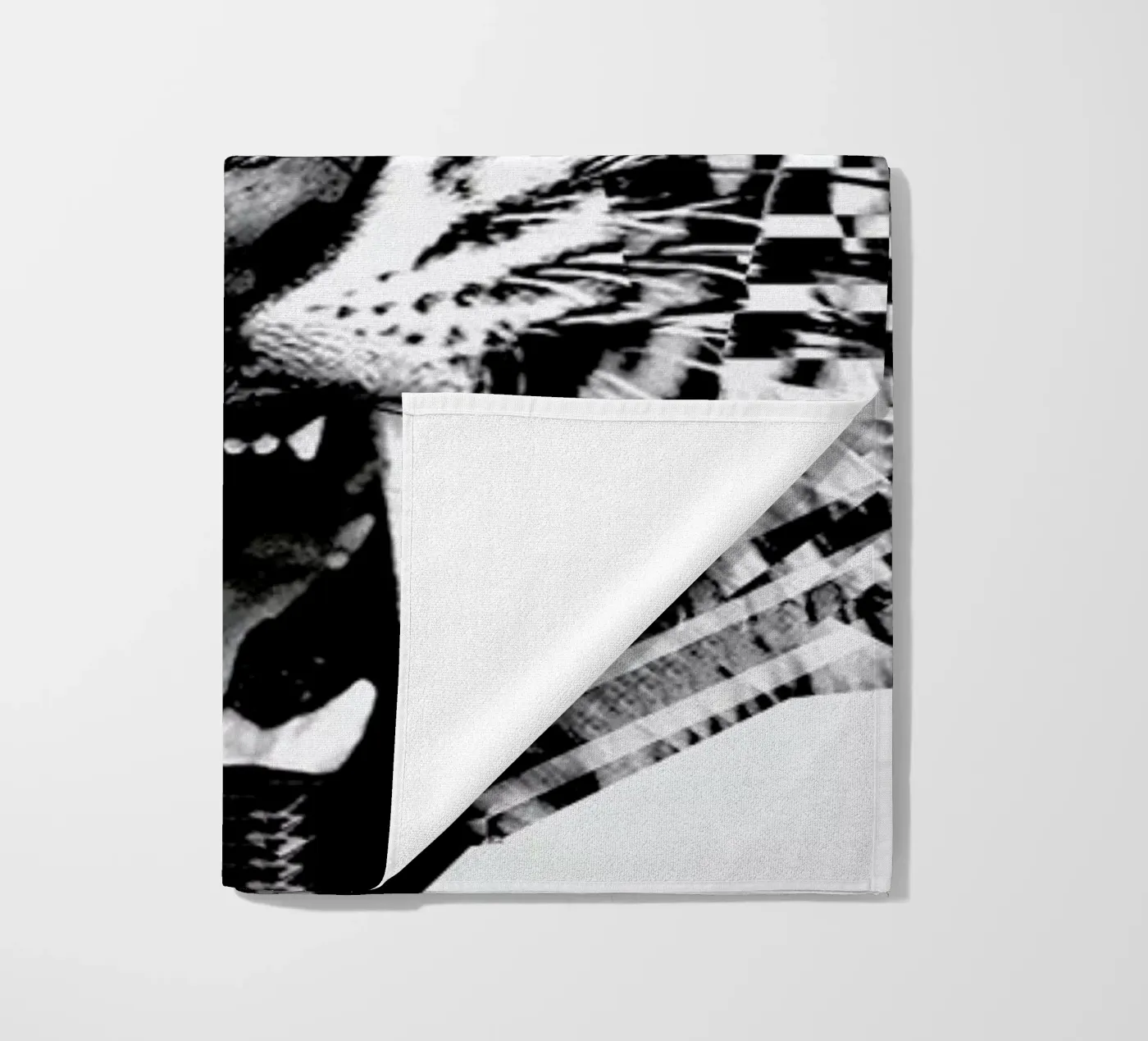 Ingwe. strandhanddoek van Three Of The Possessed