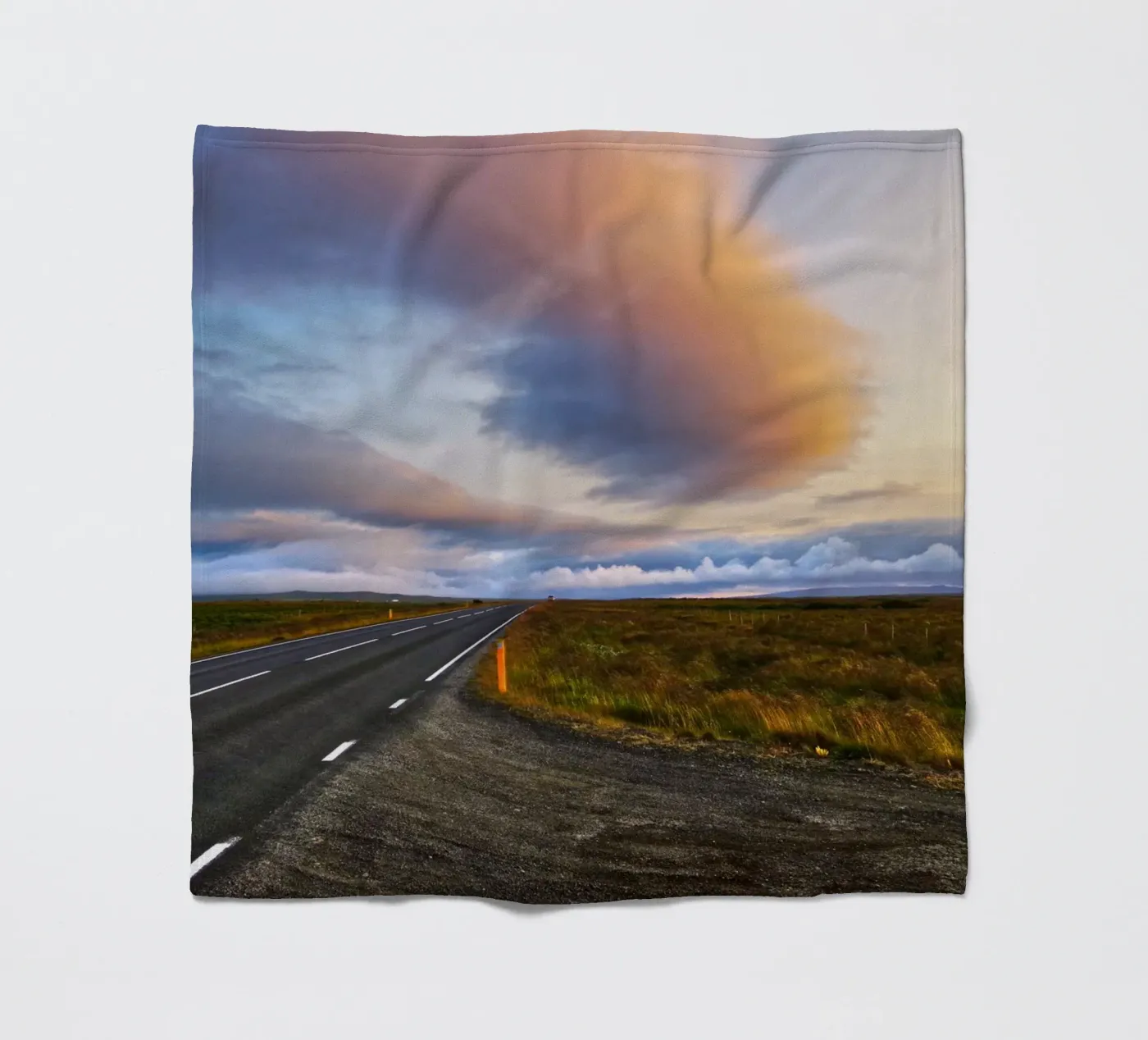 Sunset road Fleecedecke von Fjöllart