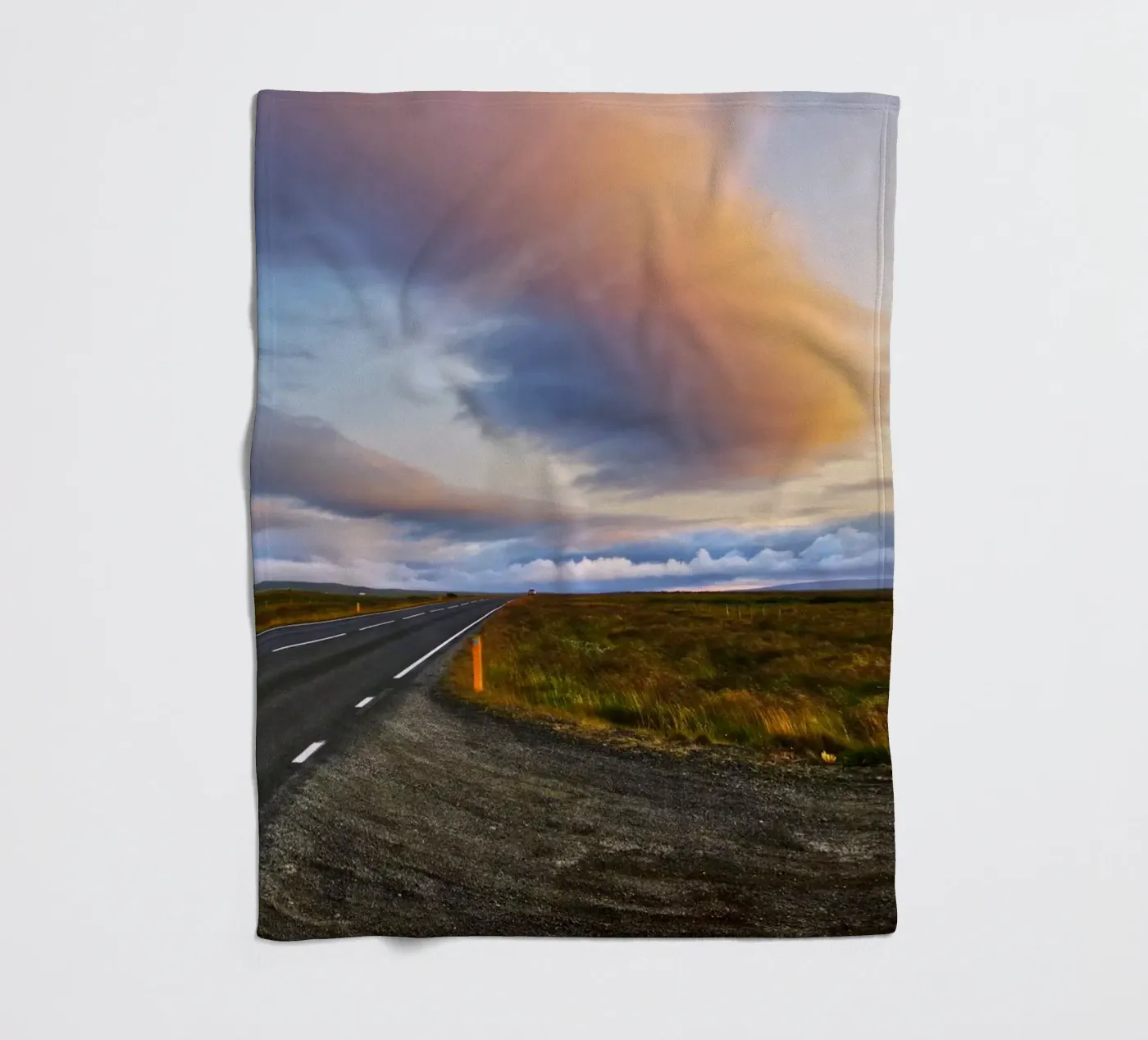 Sunset road Fleecedecke von Fjöllart