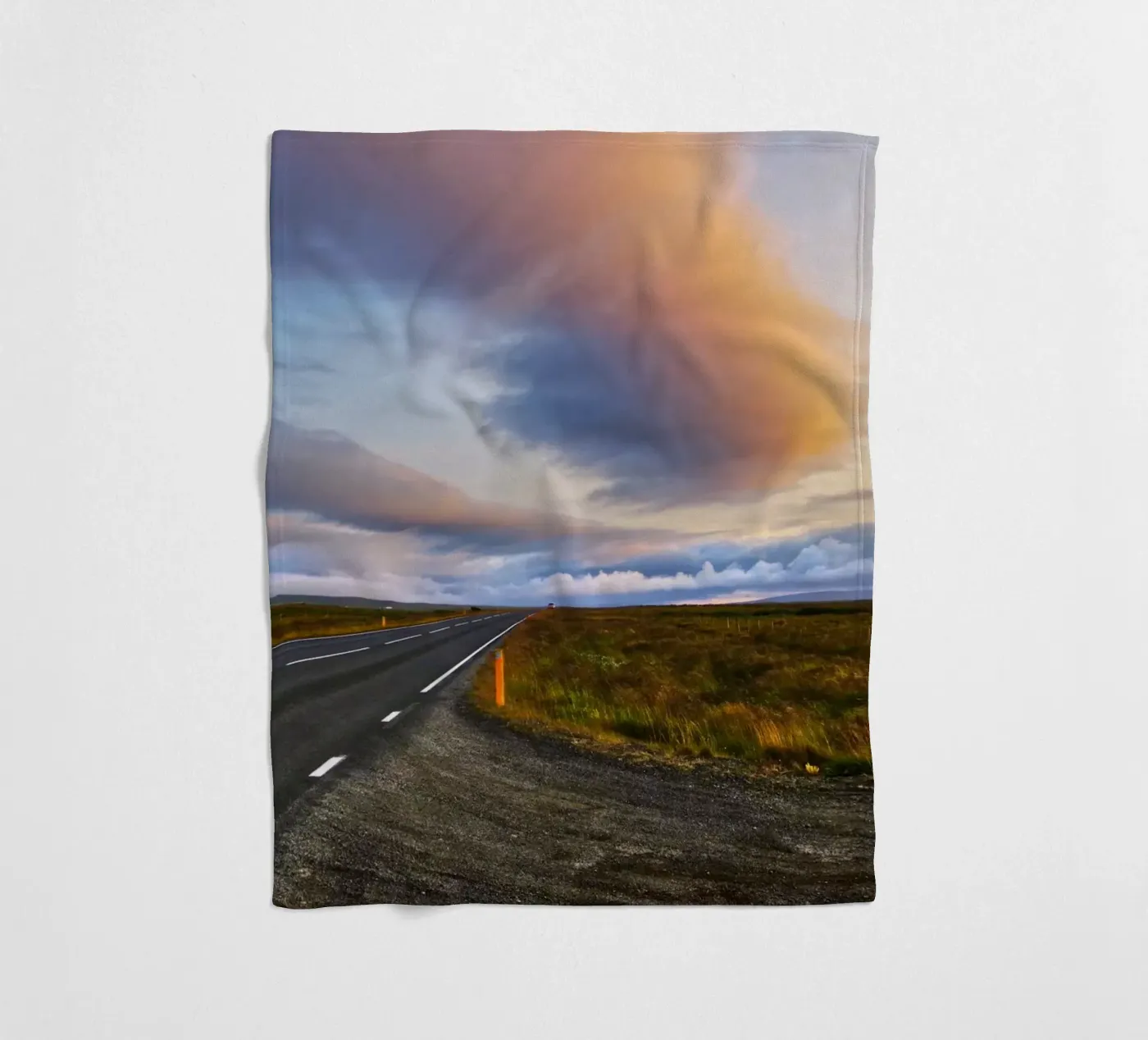 Sunset road Fleecedecke von Fjöllart