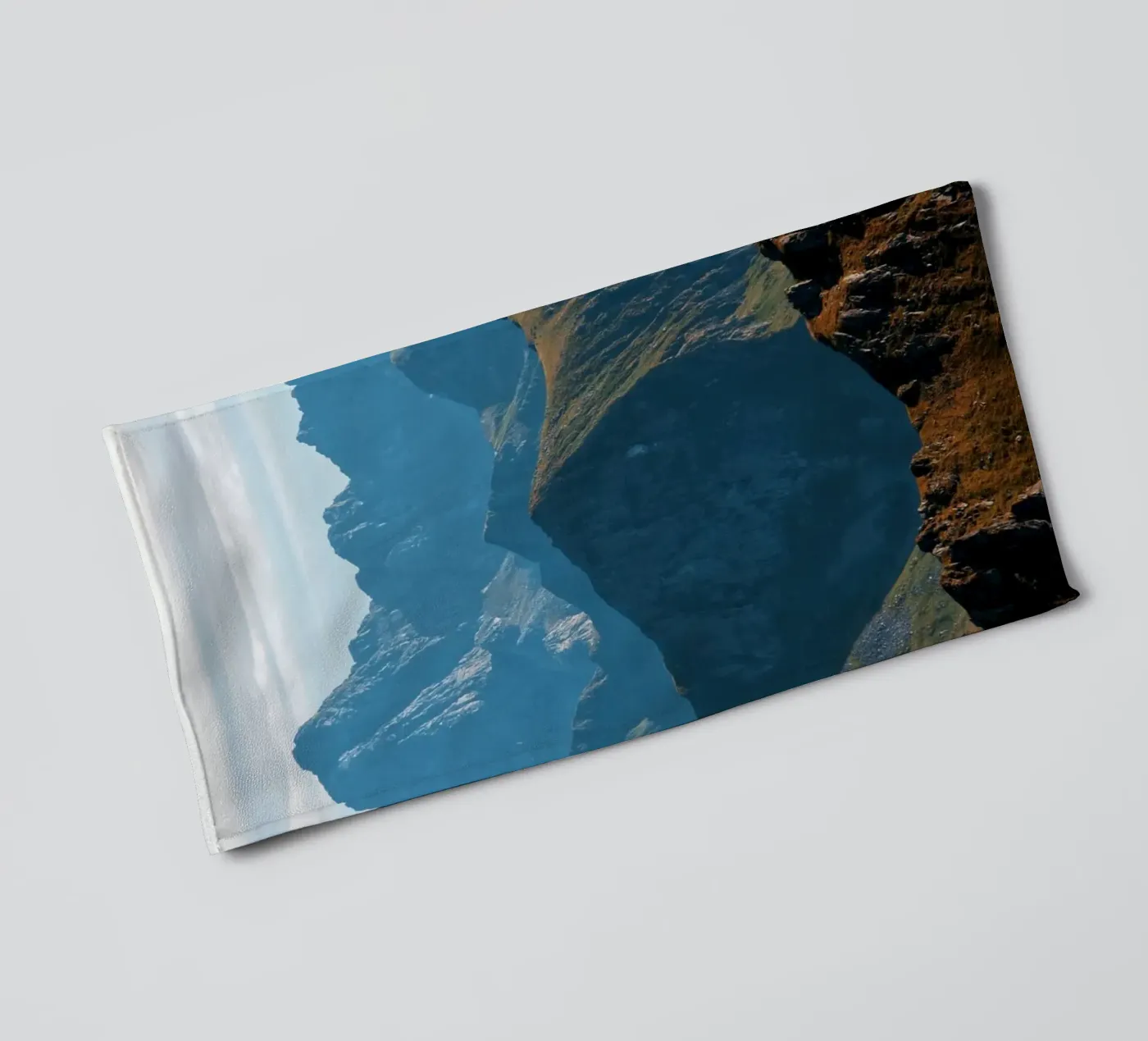 Mountain range towel by Fjöllart