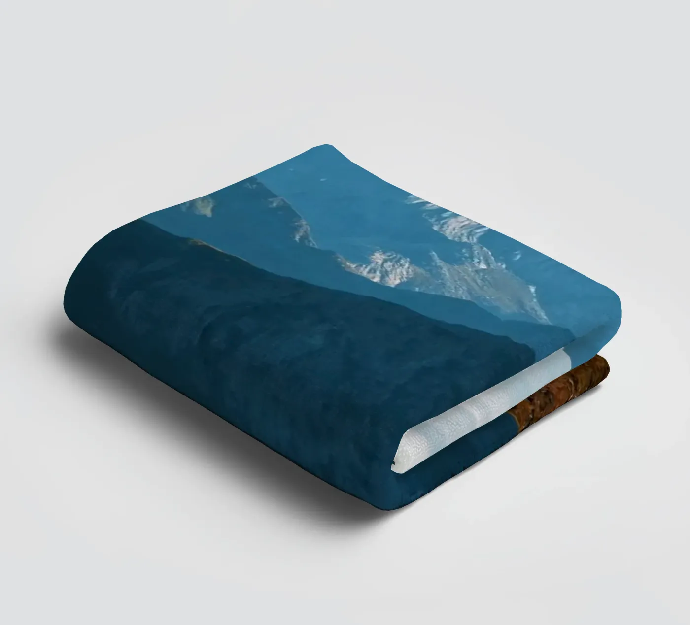 Mountain range towel by Fjöllart