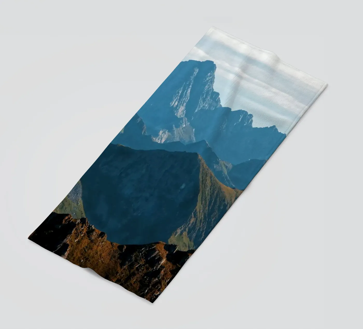 Mountain range strandhanddoek van Fjöllart