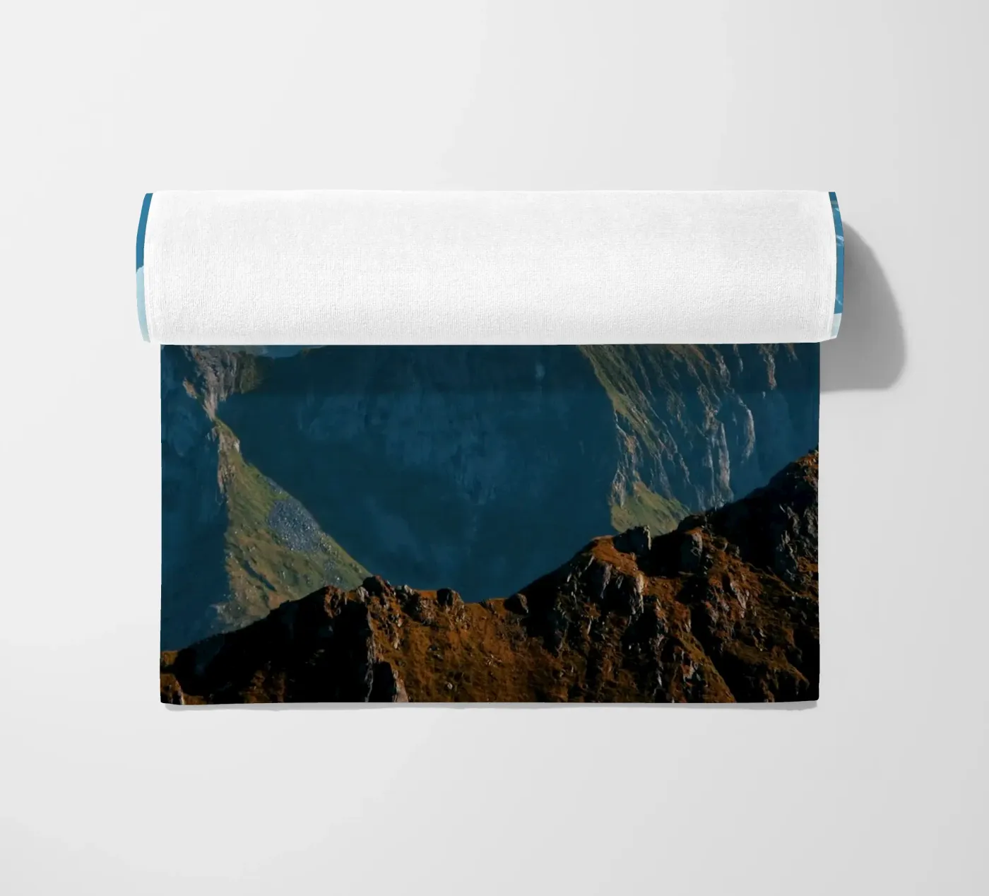 Mountain range strandhanddoek van Fjöllart