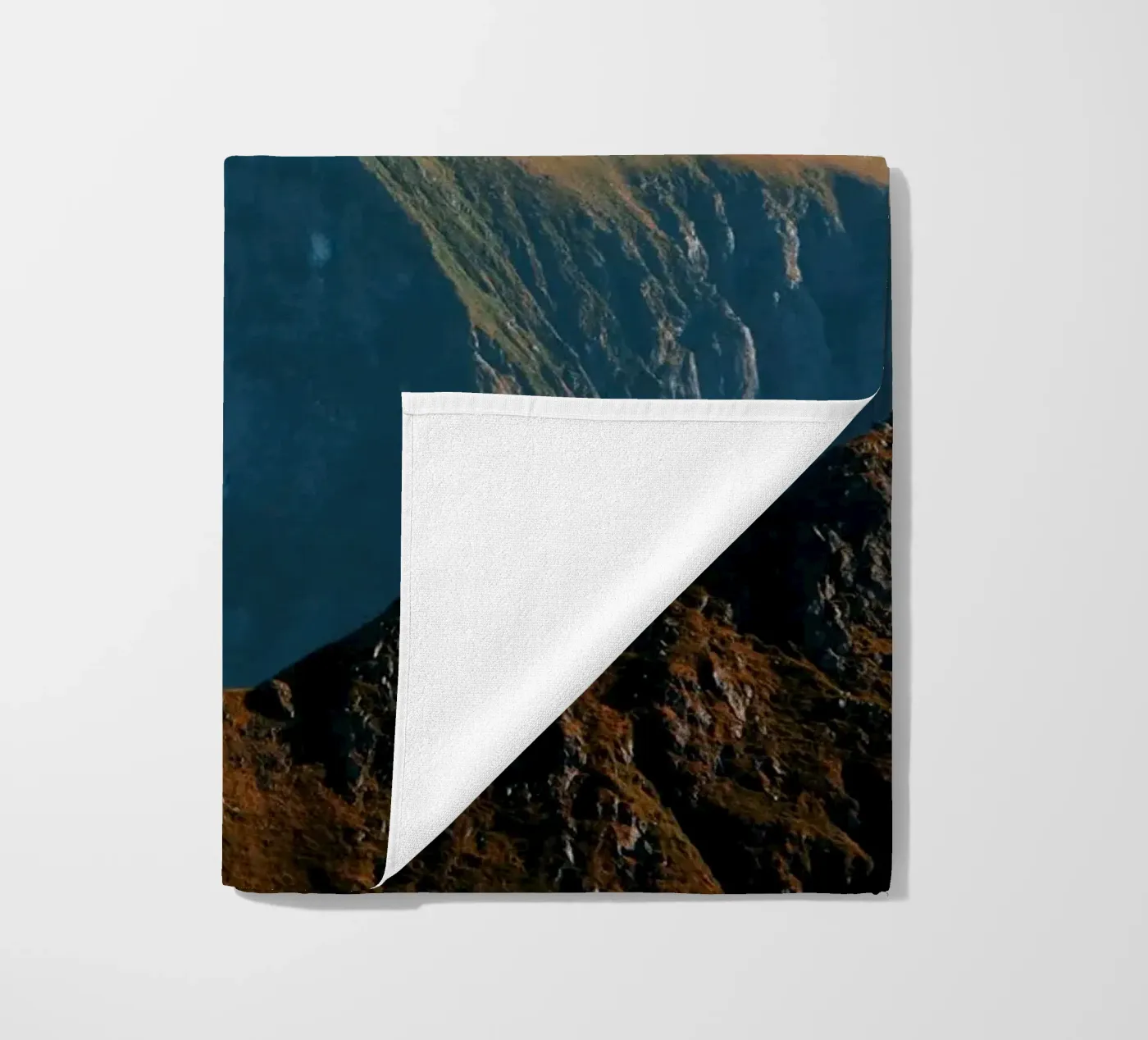 Mountain range strandhanddoek van Fjöllart