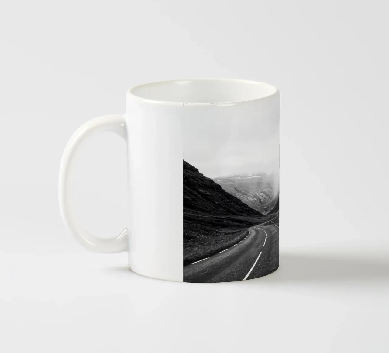Winding road in the highlands tazza in ceramica da Fjöllart