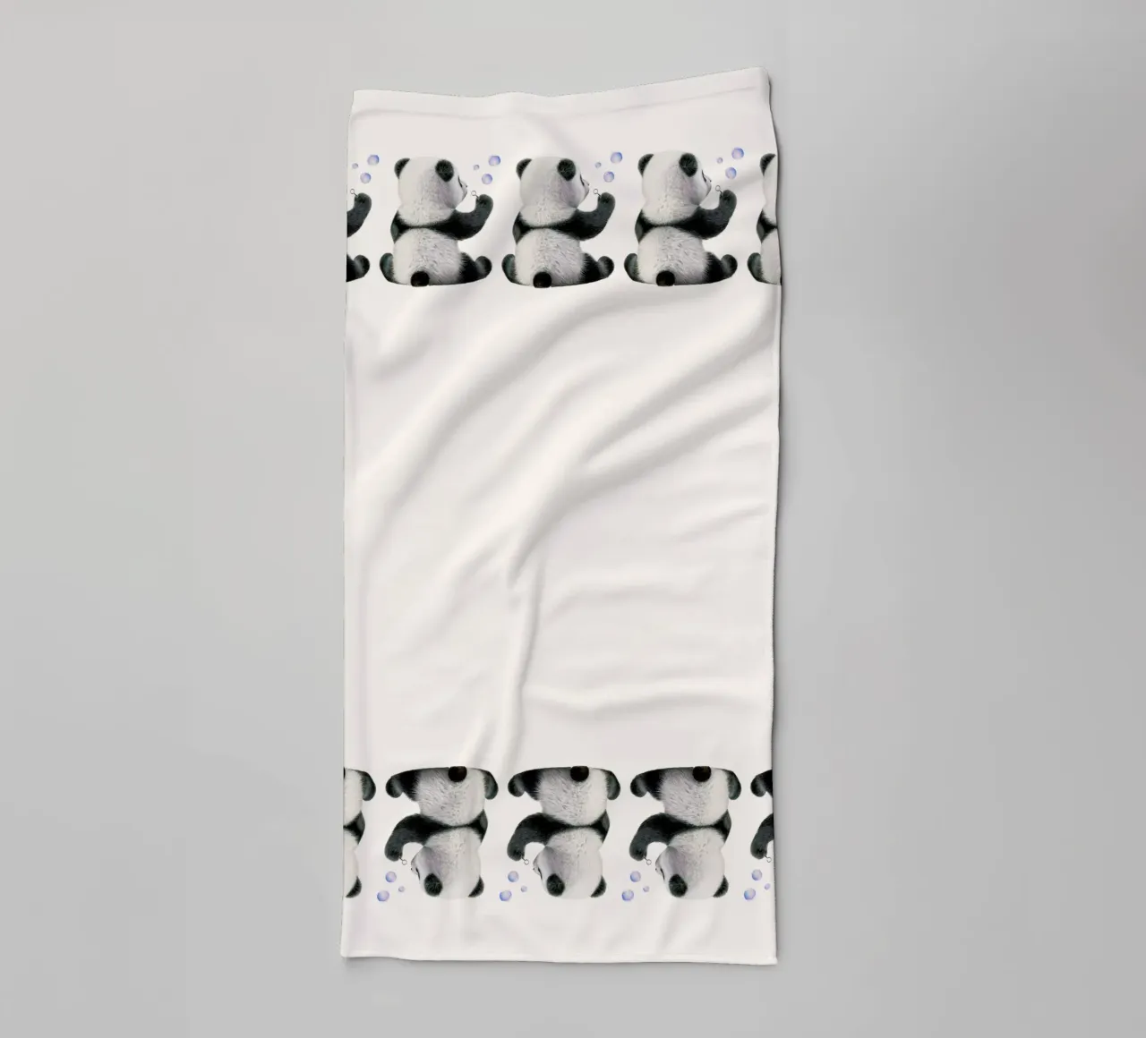 Pandakind mit Seifenblasen Handtuch von Graphit und Farbe