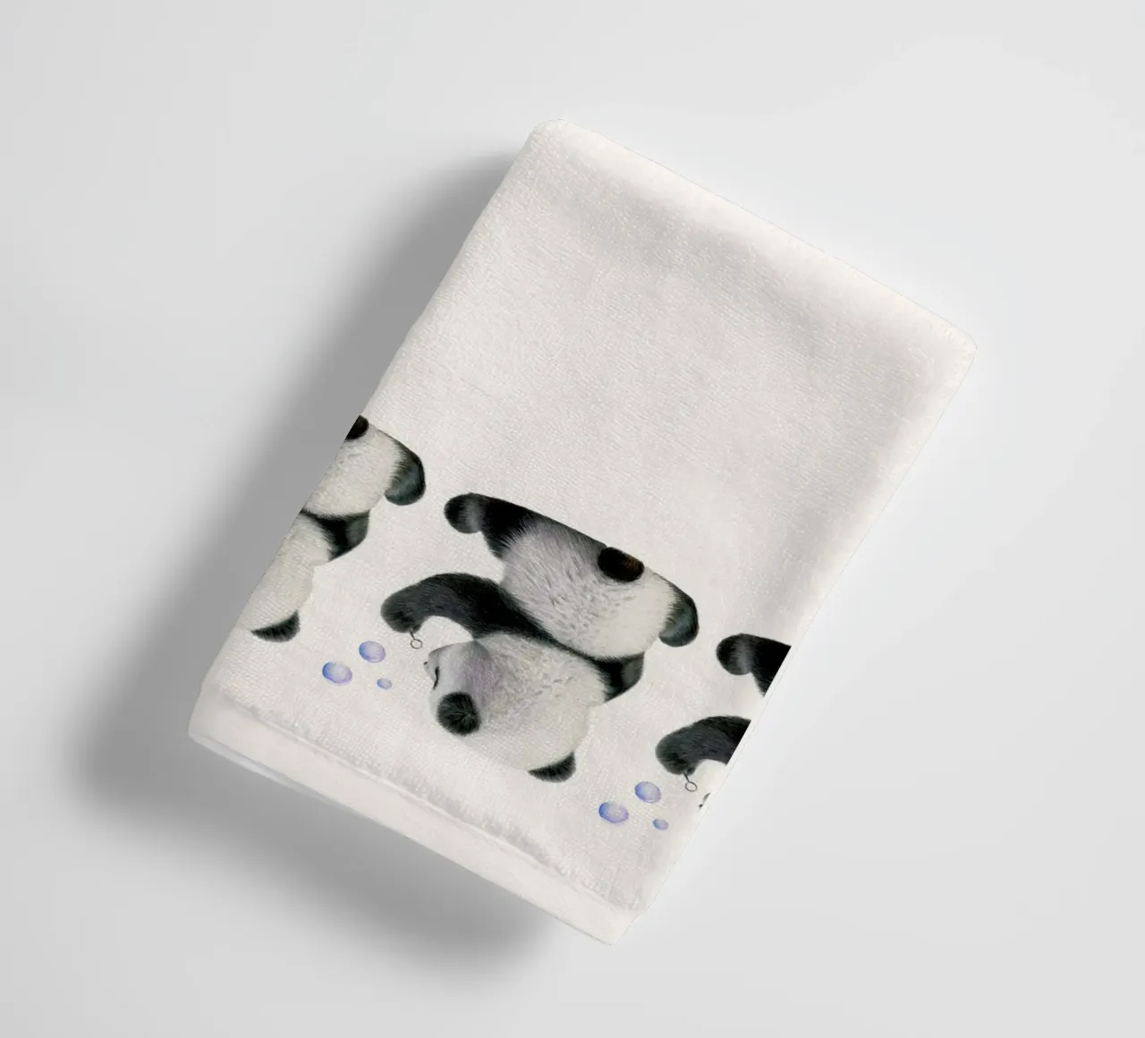 Pandakind mit Seifenblasen Handtuch von Graphit und Farbe
