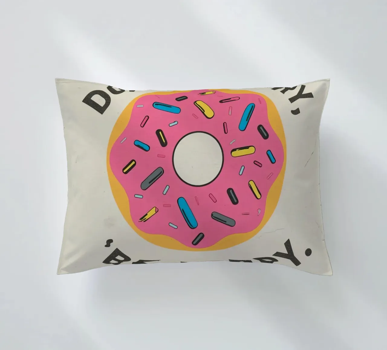 Ciambella con "Donut Worry Be Happy" (Non preoccuparti, sii felice) cuscino da DesignDoodle