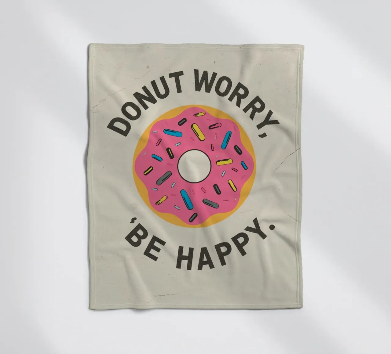 Ciambella con "Donut Worry Be Happy" (Non preoccuparti, sii felice) coperta in pile da DesignDoodle