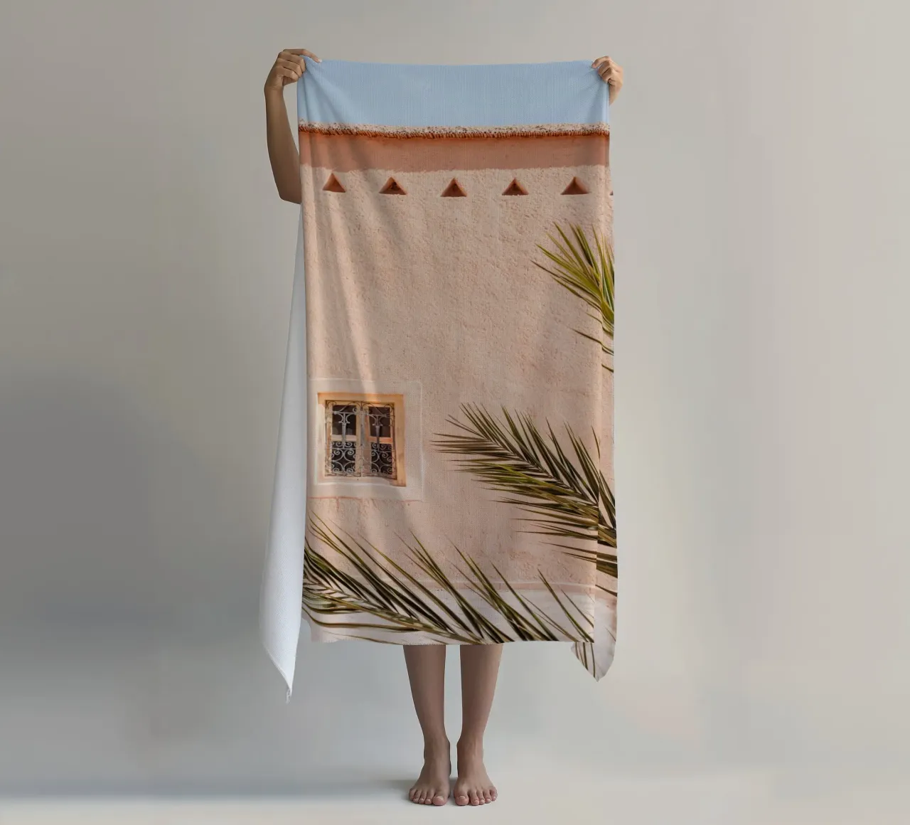Palm, wall and window in Morocco telo mare da photolovers
