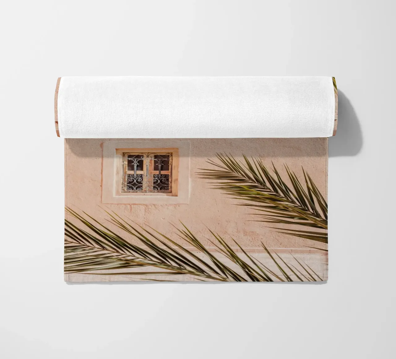 Palm, wall and window in Morocco telo mare da photolovers