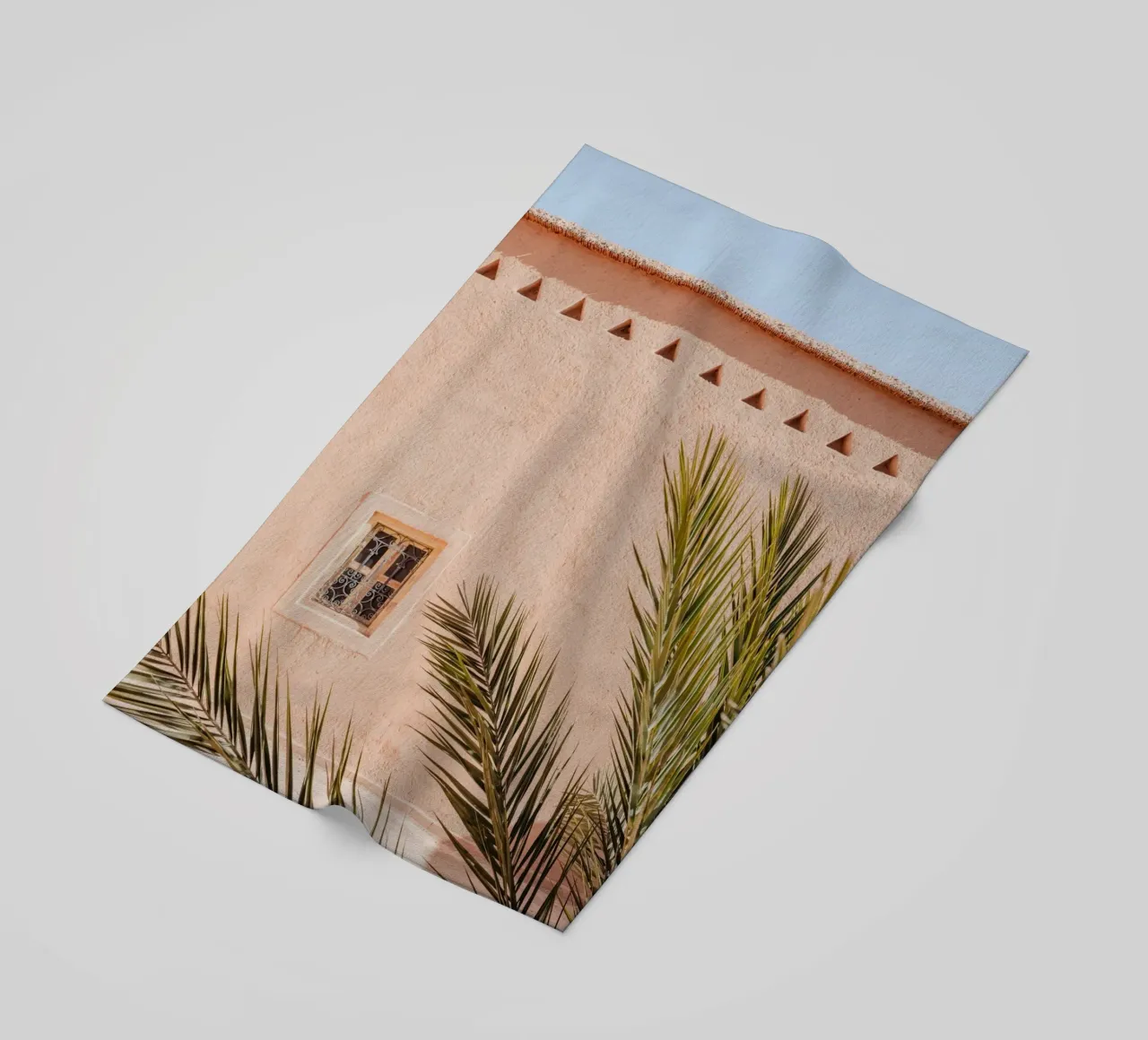 Palm, wall and window in Morocco telo mare da photolovers