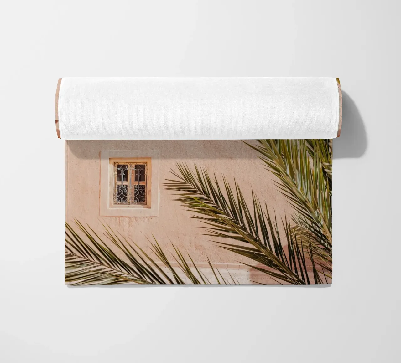 Palm, wall and window in Morocco telo mare da photolovers