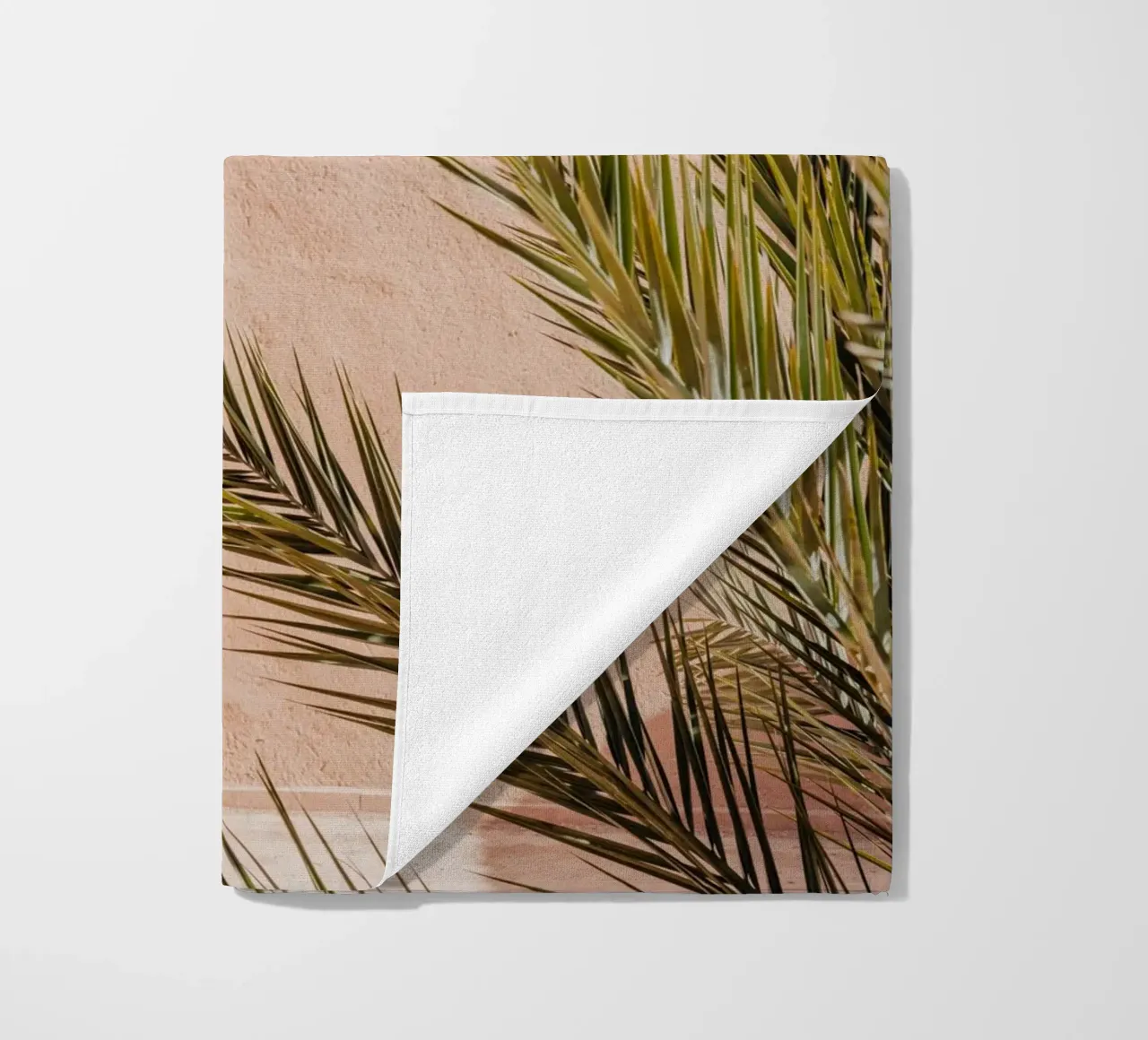 Palm, wall and window in Morocco telo mare da photolovers