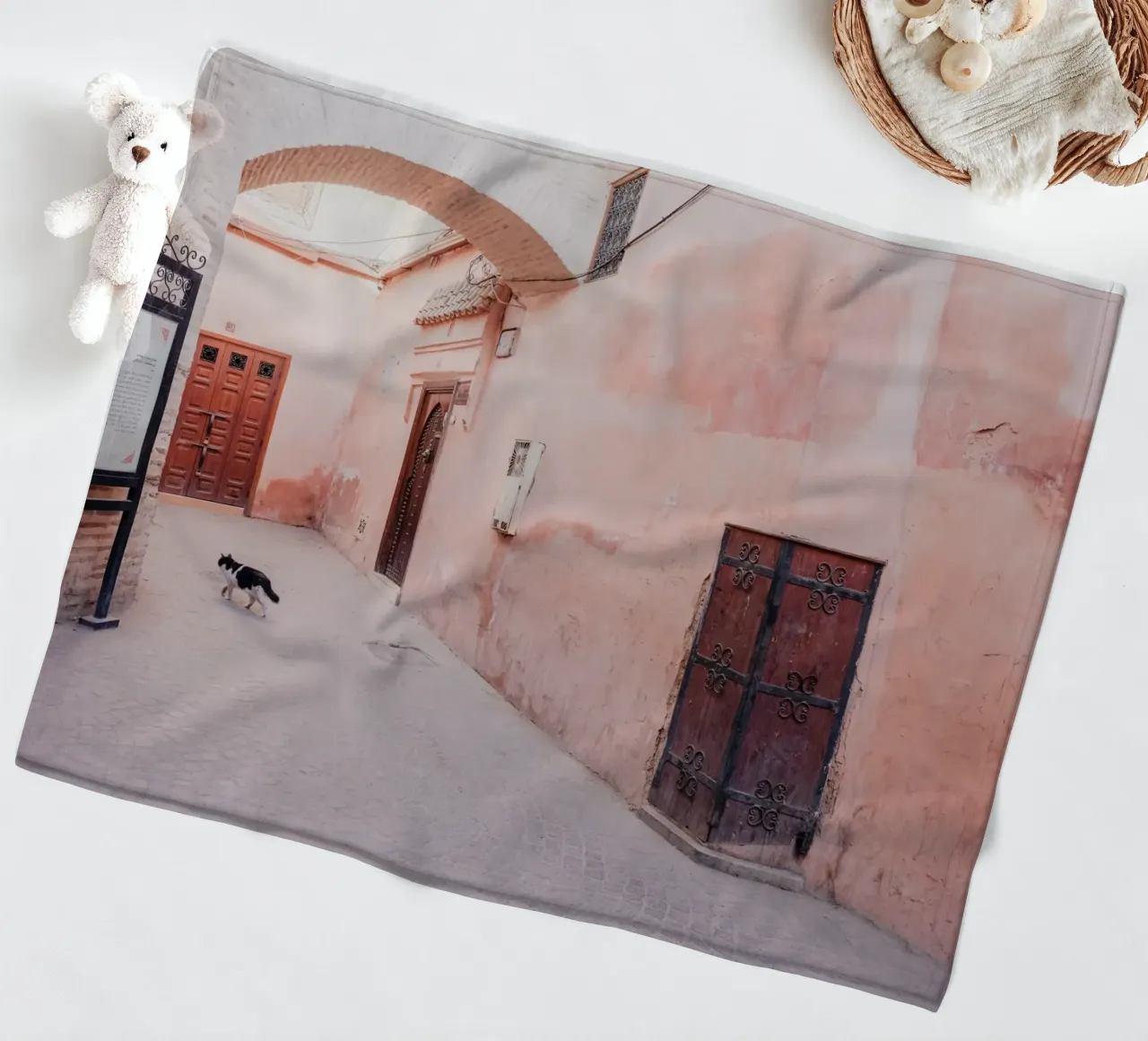 Cat in the medina of Marrakesh coperta in pile da photolovers
