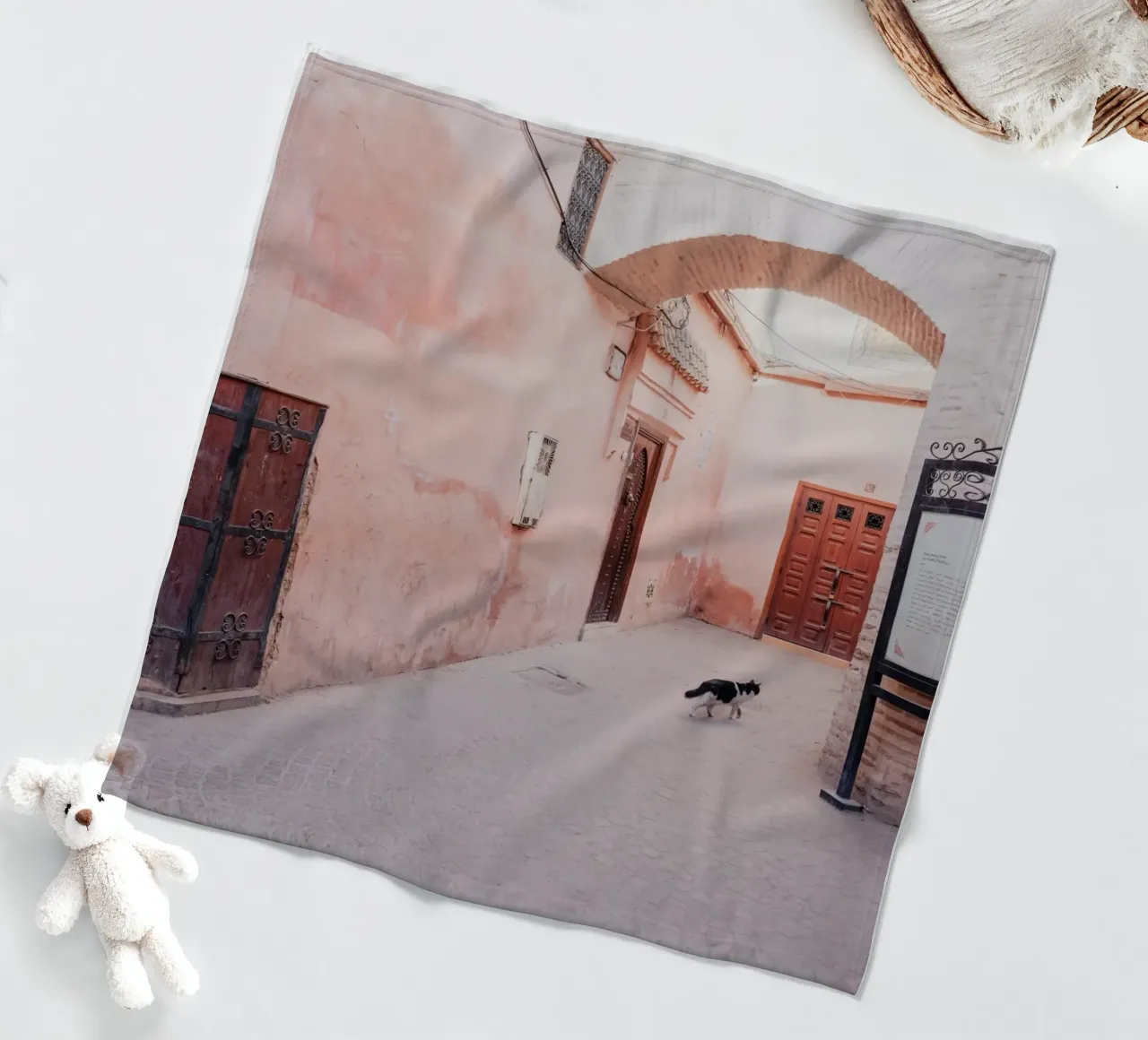 Cat in the medina of Marrakesh coperta in pile da photolovers