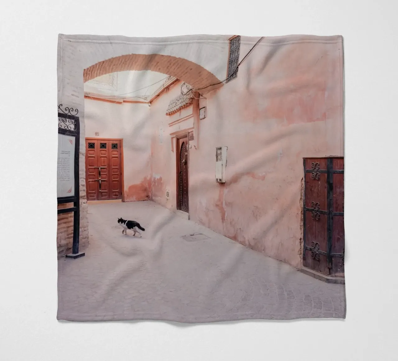 Cat in the medina of Marrakesh coperta in pile da photolovers