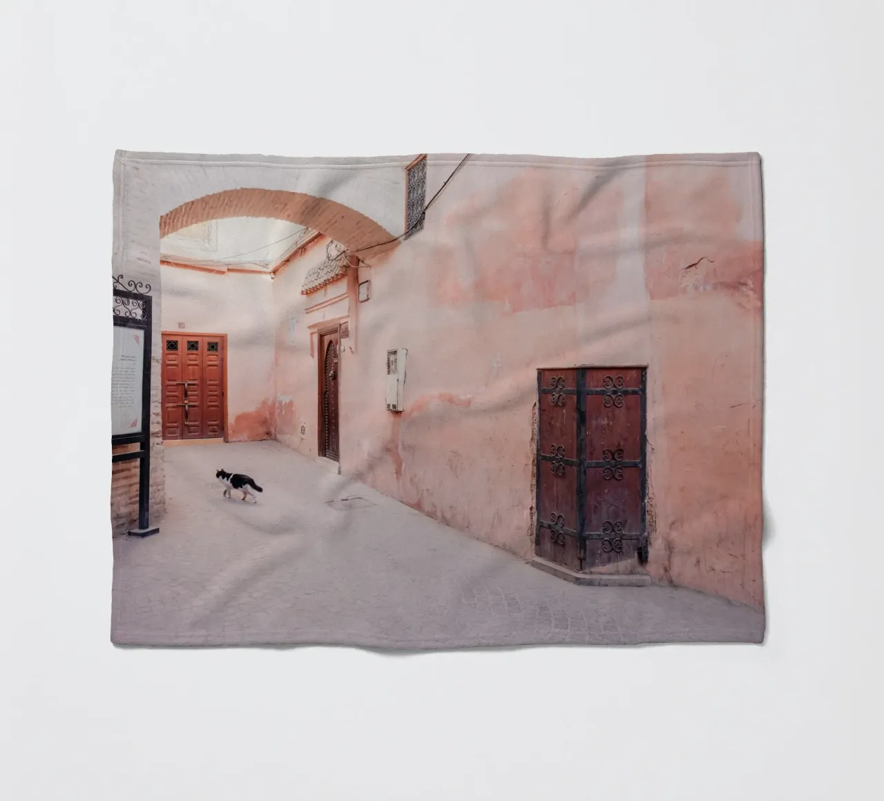 Cat in the medina of Marrakesh coperta in pile da photolovers