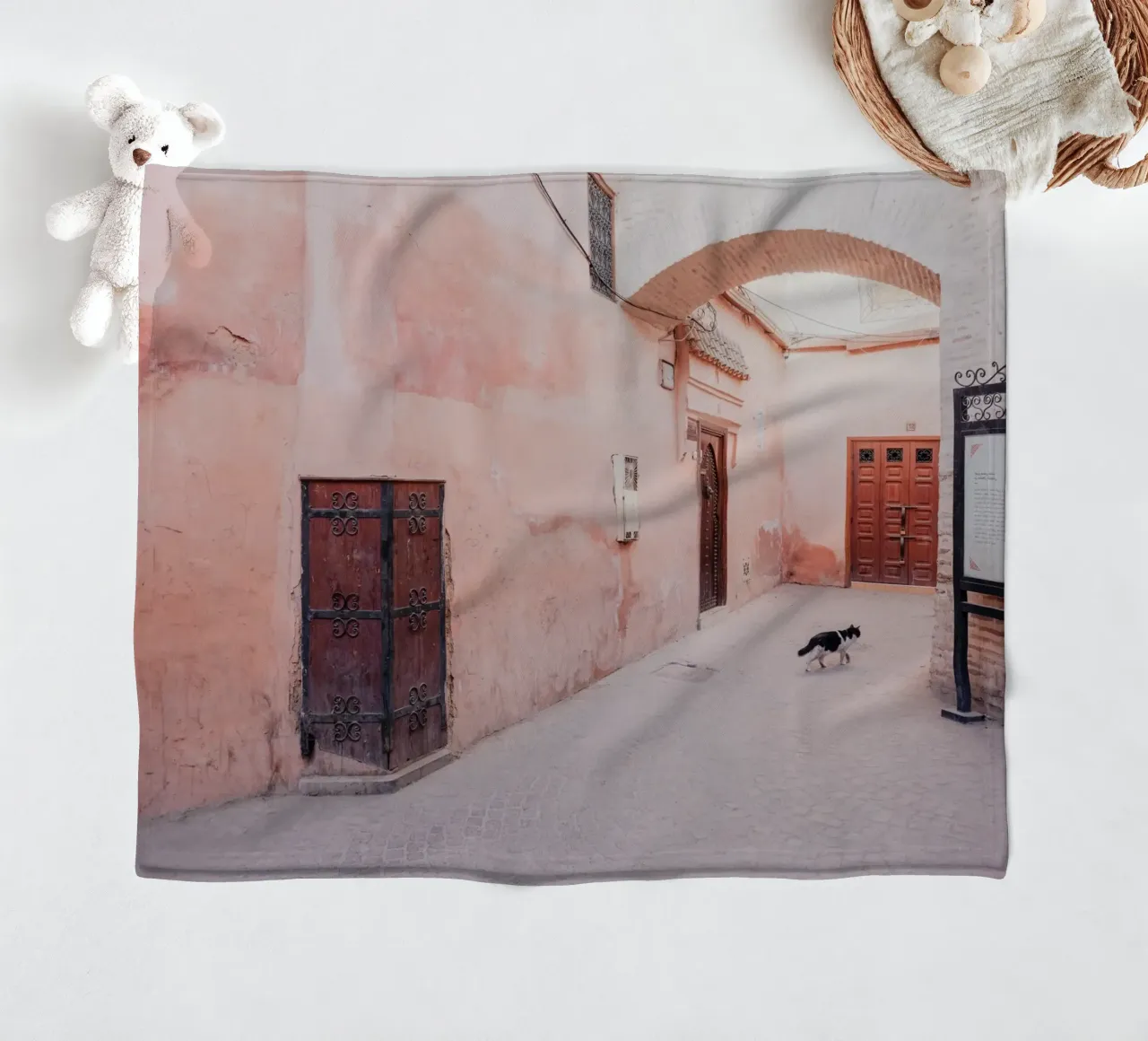 Cat in the medina of Marrakesh coperta in pile da photolovers