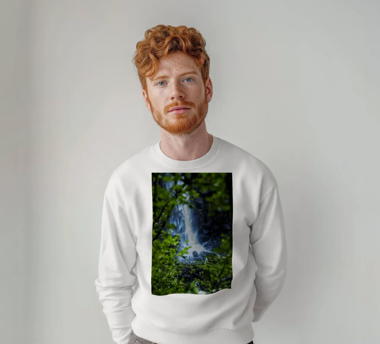 Window to the waterfall sweatshirt van Fjöllart