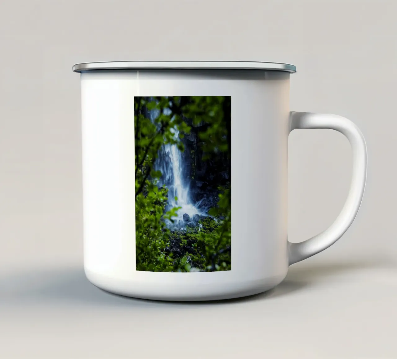 Window to the waterfall Emaille Tasse von Fjöllart