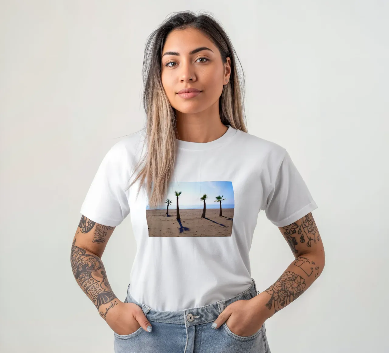 Palm trees at the beach t-shirt da Fjöllart