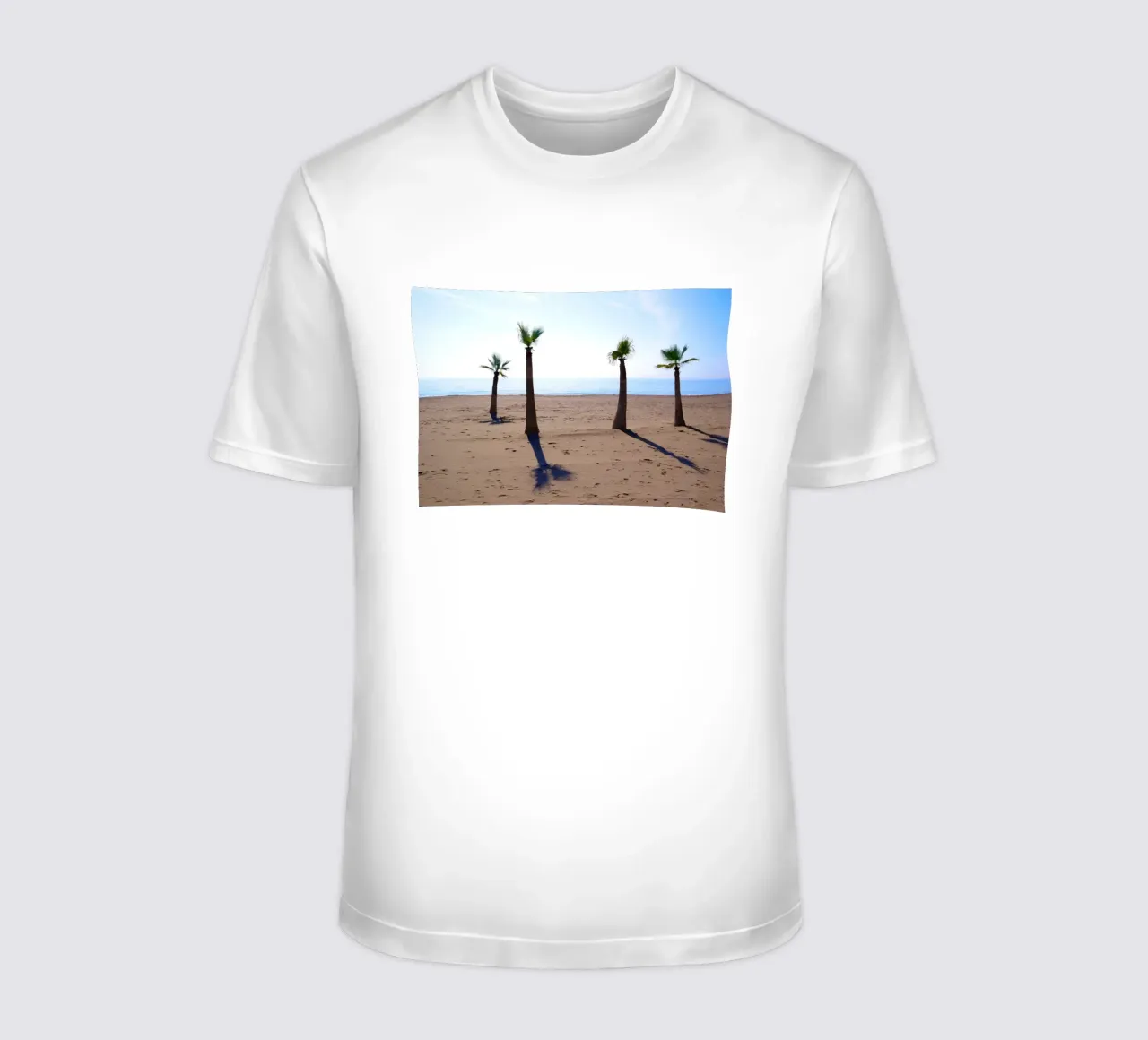 Palm trees at the beach t-shirt da Fjöllart